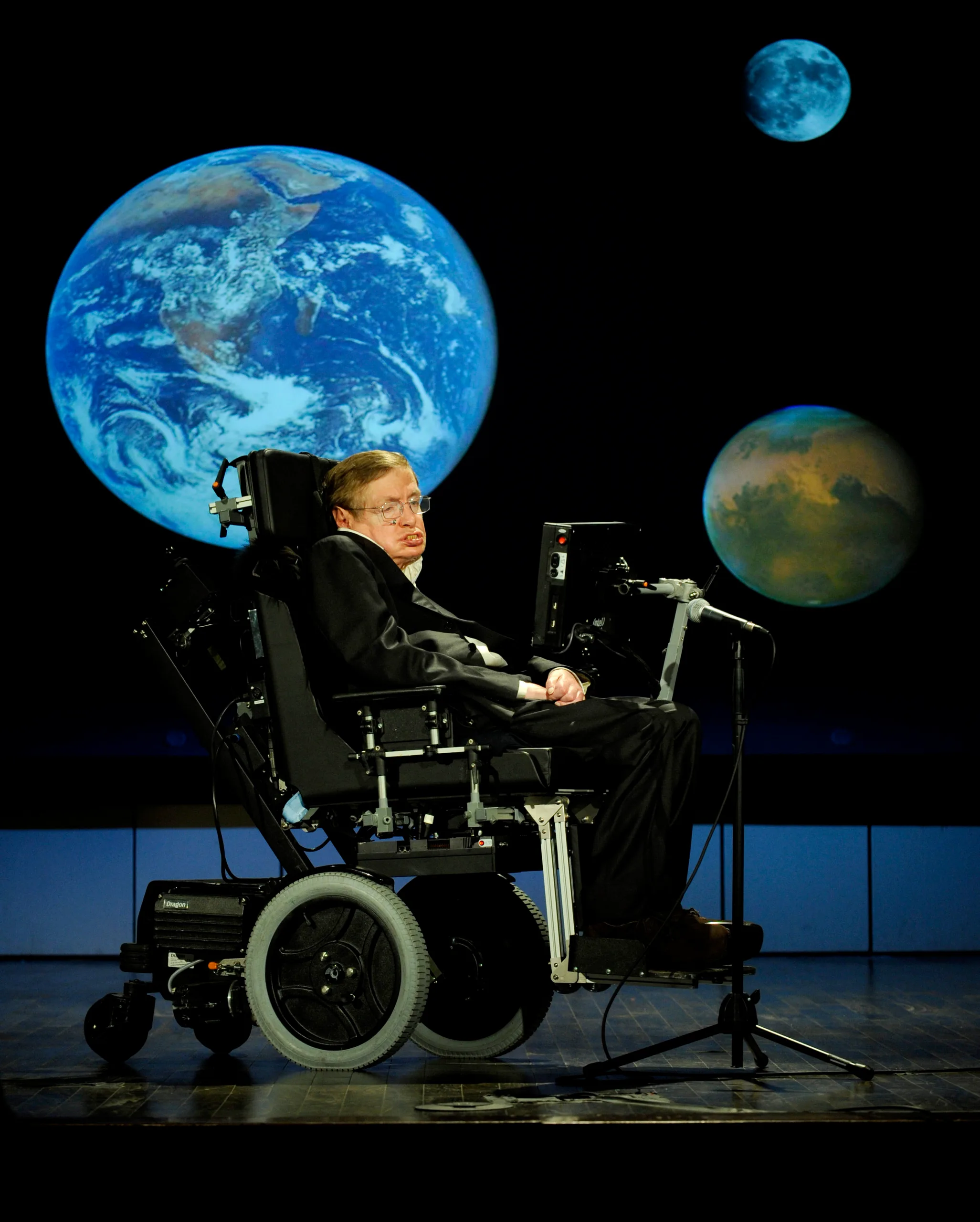 Stephen Hawking hält 2008 eine NASA-Vorlesung über Raumfahrt