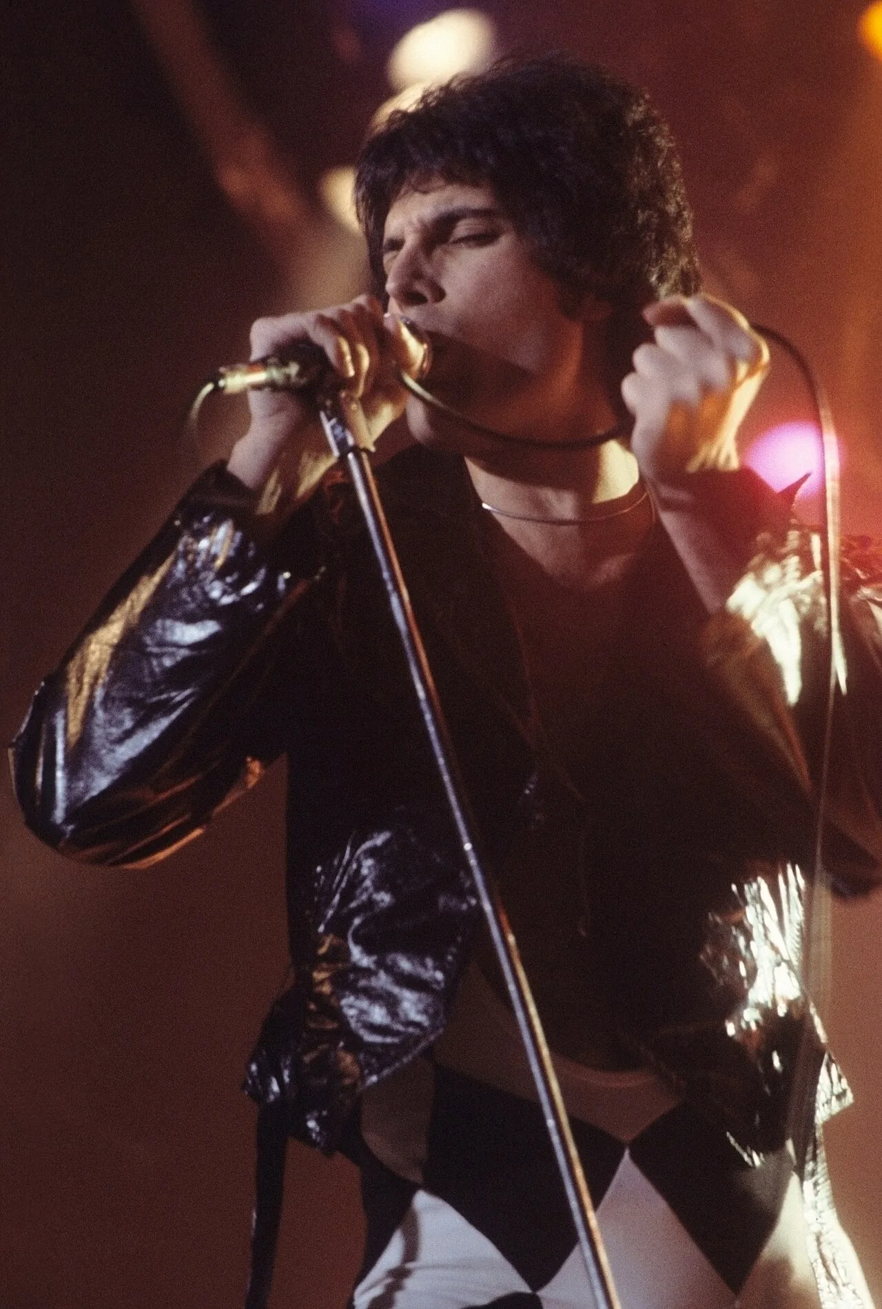 Freddie Mercury singing at a Queen concert in New Haven in 1977