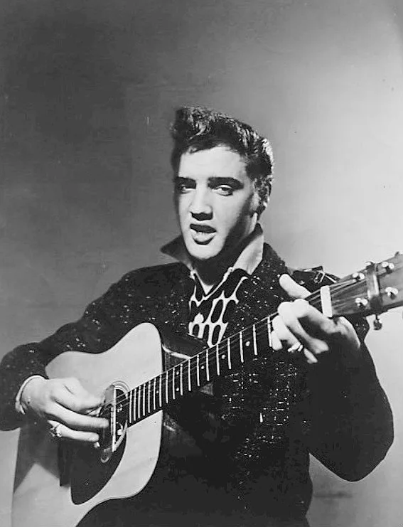 Elvis Presley bei seinem ersten nationalen Fernsehauftritt 1956