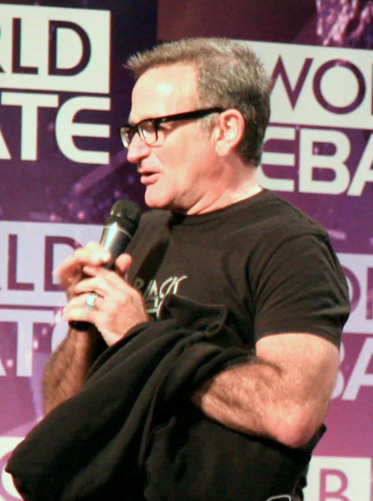 Robin Williams 2008 mit Mikrofon bei einer öffentlichen Diskussion