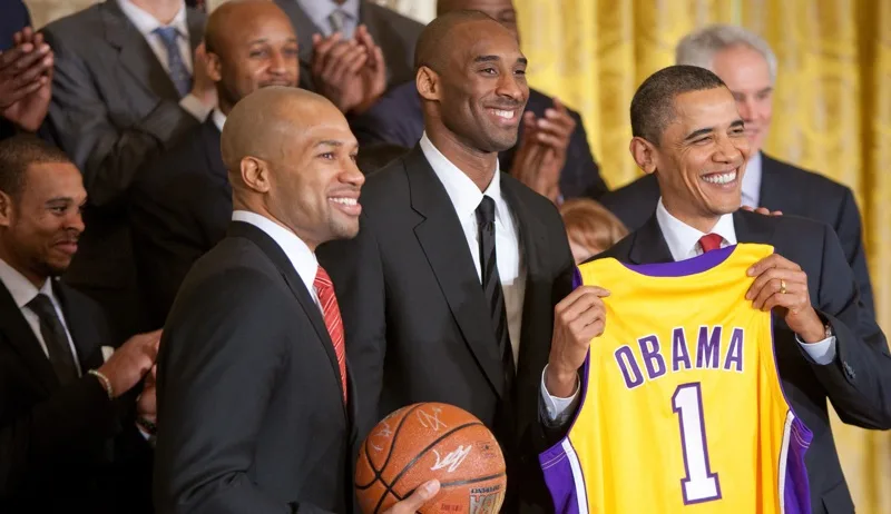 Kobe Bryant und Derek Fisher mit Barack Obama im Weißen Haus 2010
