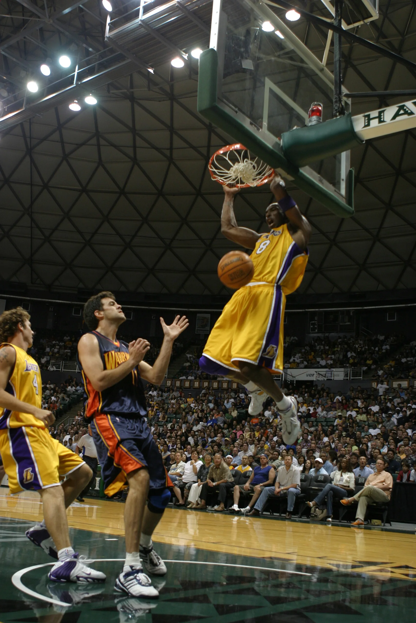 Kobe Bryant bei einem Dunk im Jahr 2005