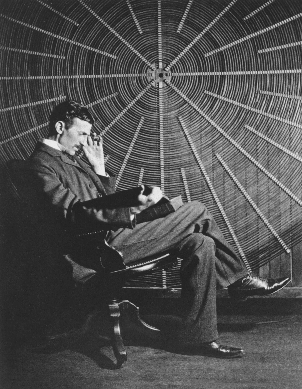 Nikola Tesla vor einer Hochspannungs-Spule in seinem New Yorker Labor
