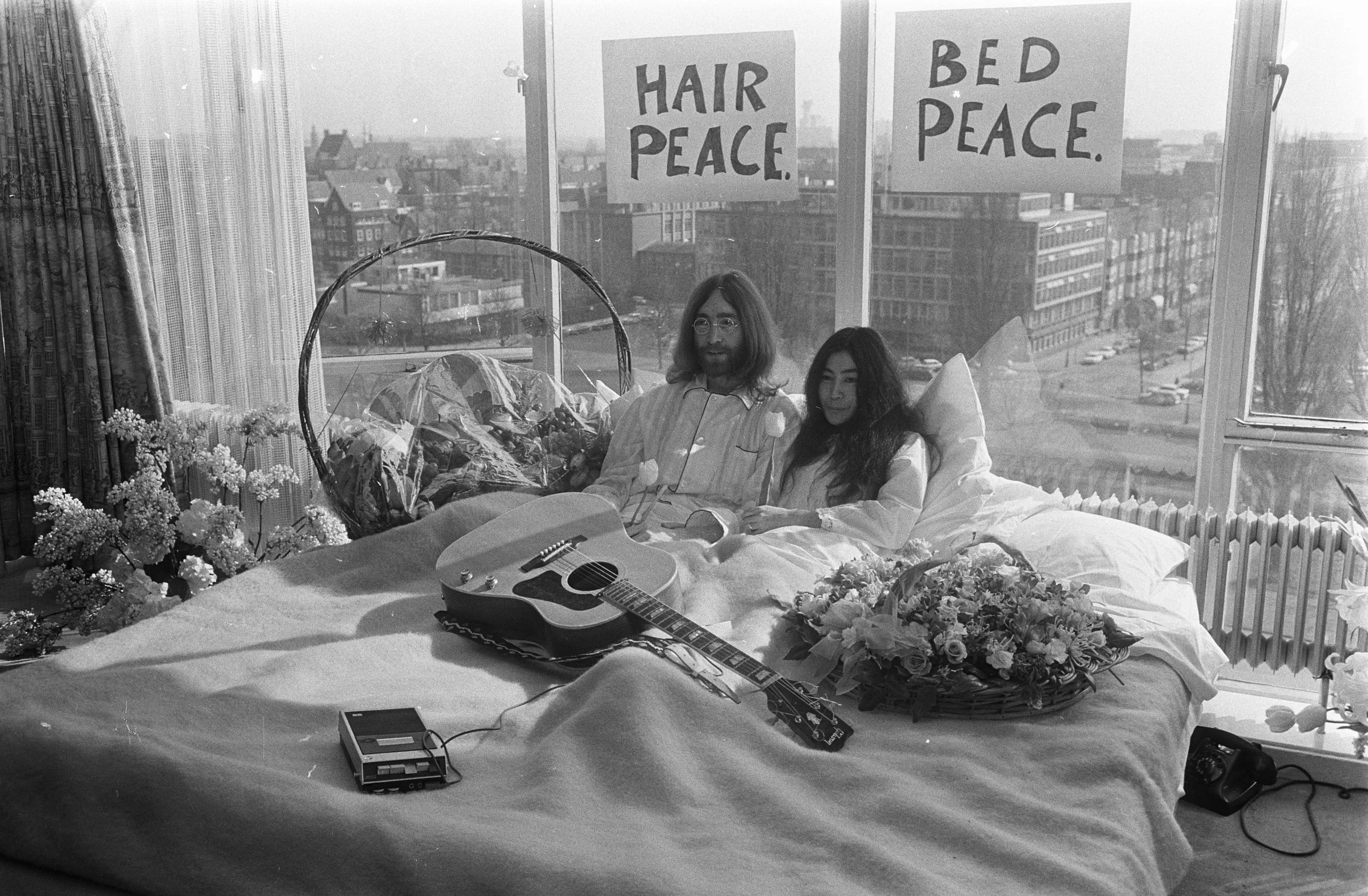John Lennon und Yoko Ono beim Bed-In for Peace in Amsterdam 1969