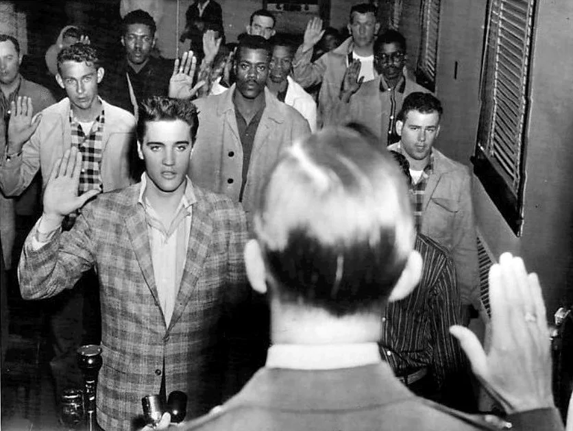 Elvis Presley bei seiner Vereidigung zum Militärdienst 1958